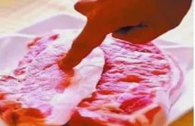 震惊!珠海一伙人竟把“黑心猪肉”卖给大排档…太恶心了!