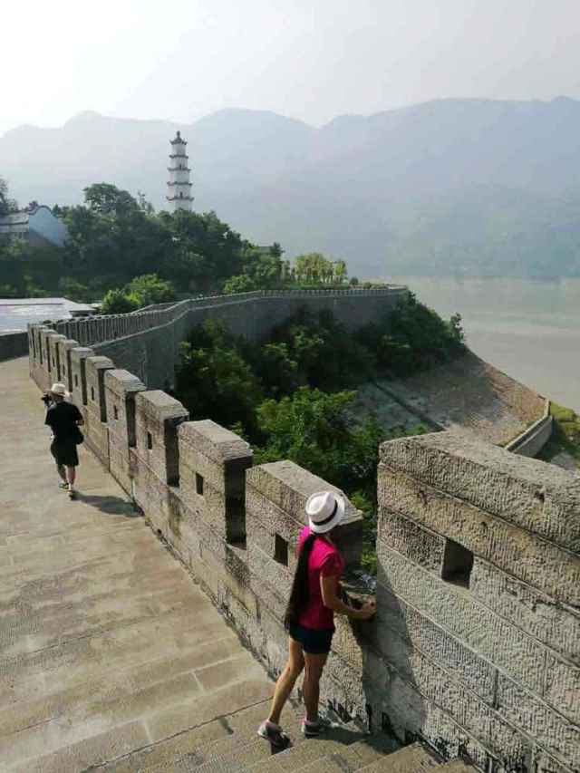 逛夔州古城,登依斗门,还顺道在鱼复古镇的小茶馆里面品了一壶茶,这