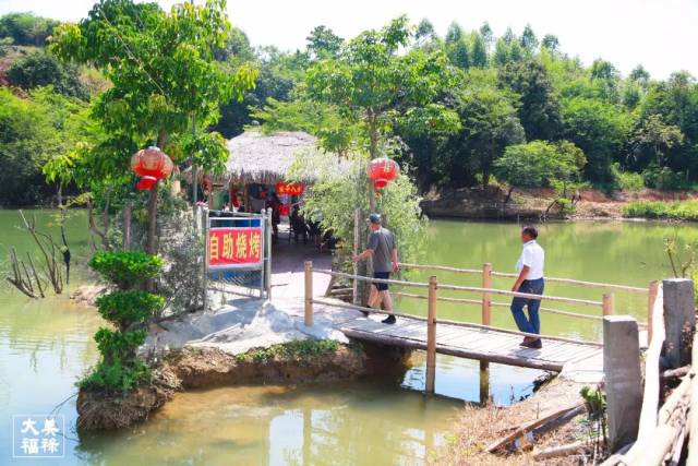 停船在福禄码头, 步行五分钟到达福禄村的老李农家乐, 这是由福禄