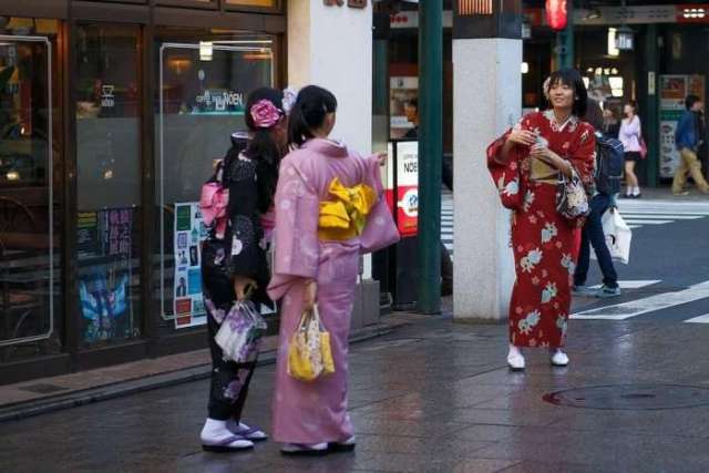 日本女人喜欢穿和服逛街,男人也喜欢,银座是购物的好地方