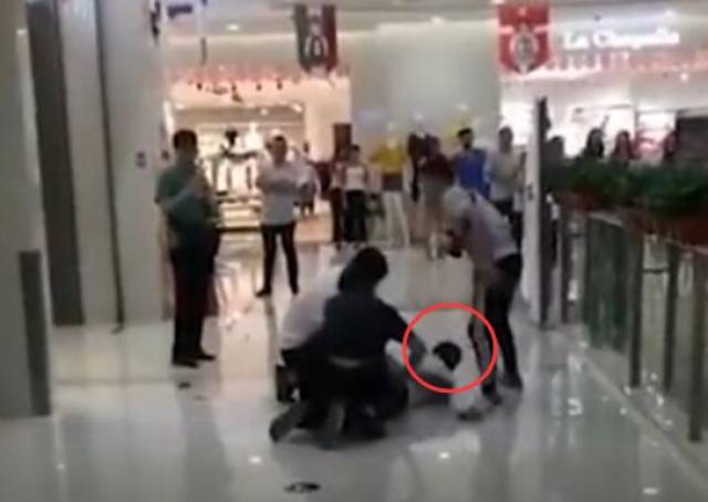 猥琐男商场乘扶梯 直接掀起女子长裙偷拍