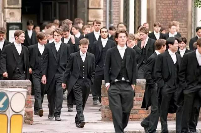 最有名的是一所叫"伊顿公学"的贵族私立中学,校服是燕尾服.