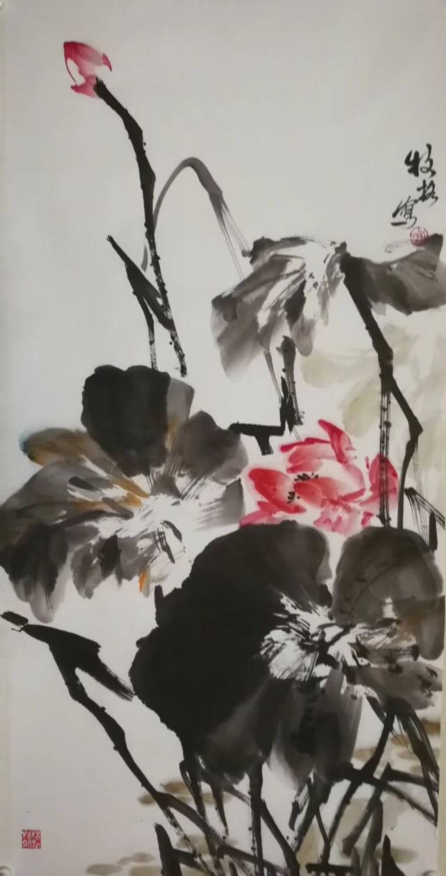 青年女画家牧格大写意荷花欣赏