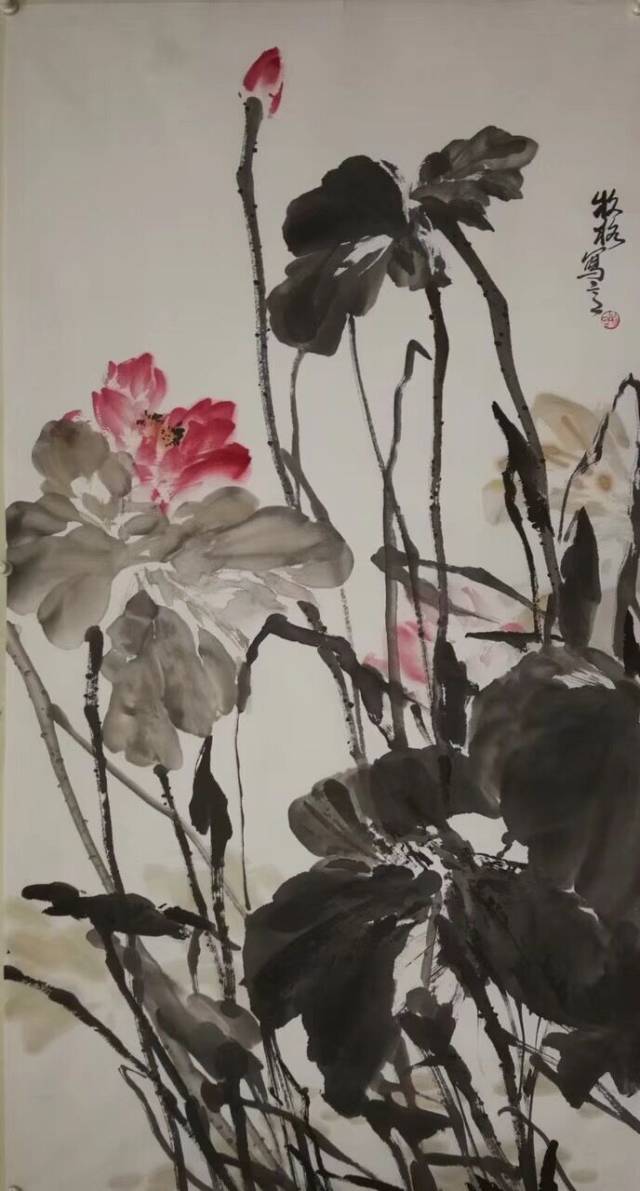 青年女画家牧格大写意荷花欣赏