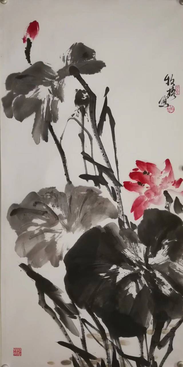 青年女画家牧格大写意荷花欣赏