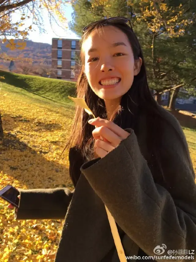 人淡如菊说的就是她这种盐系女孩的长相了,氧气美女肌肤吹弹可破.