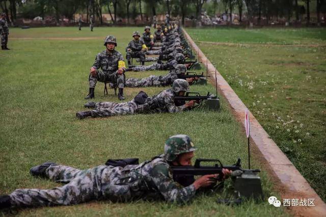 步枪射击,弹无虚发.冯彦荣 摄