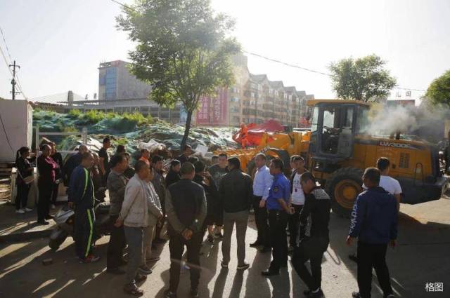 吕梁市城市管理综合行政执法队雒永霆队长,耐心解答围观群众的疑虑
