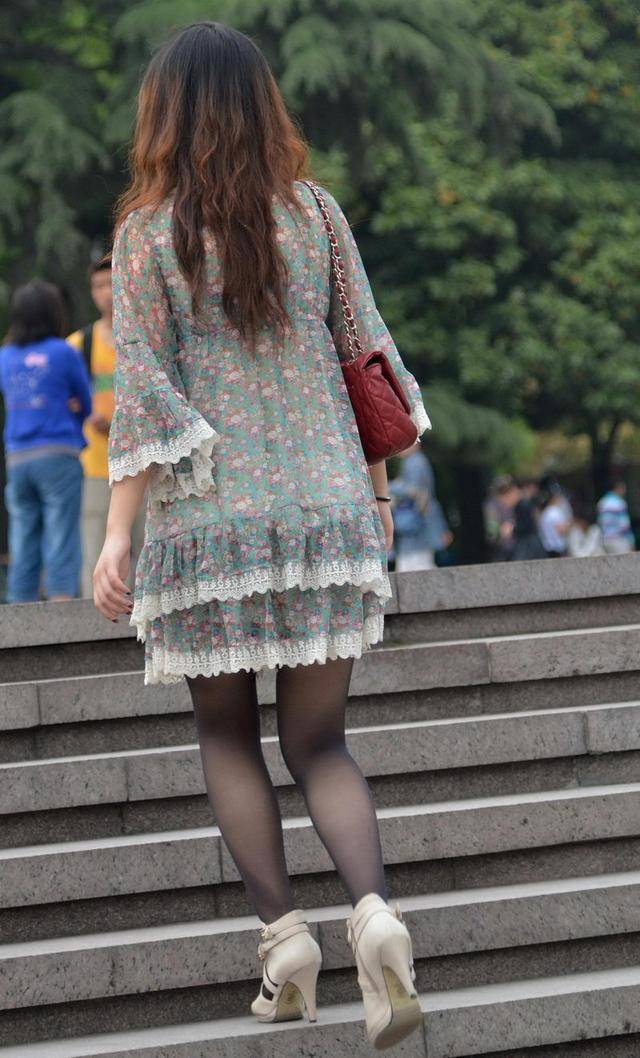街拍黑丝高跟鞋时尚美女!