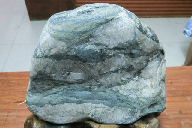 世界知名的蓝片岩,绿片岩,红帘石片岩等奇石,因着它们的典型性,稀有性