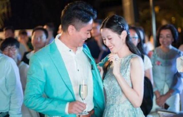 刘强东忙着喝酒,章泽天的表情意味深长