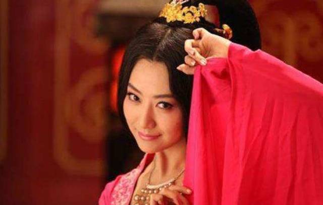 祸国殃民的张丽华,因为美貌被皇帝宠爱,同样也