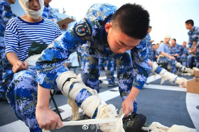 当地时间5月26日晚,一场战救包扎的群众性比武在海军第二十九批护航