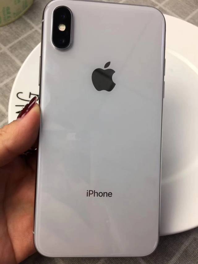这是一台银色的iphonex,后盖成色和全新机成色一摸一样
