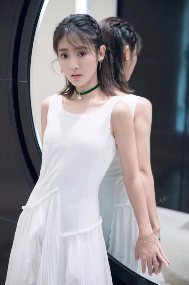 "荔枝少女"邢菲 百搭衣品镜头宠儿