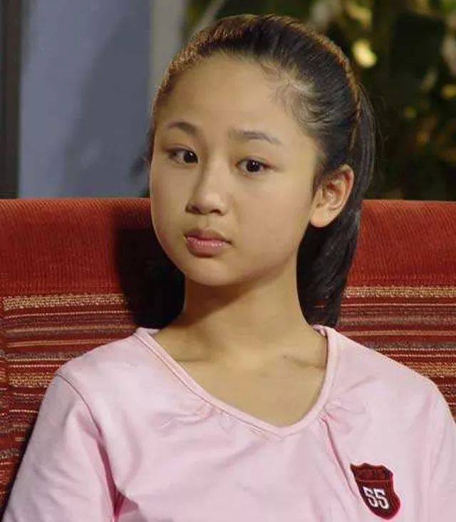 杨紫罕见v领造型,虽然没有秀出美胸,但这锁骨也是很美