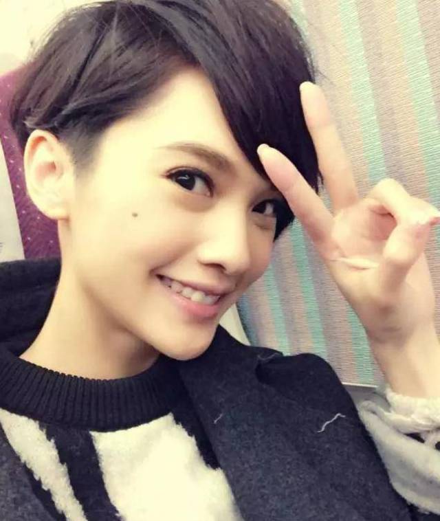 杨丞琳早年前也是一头超短发,仔细看两遍还被剃过,很酷了.