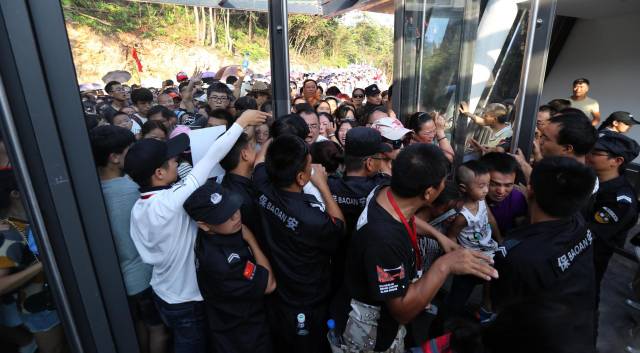 张家界旅游暑假玻璃桥蹦极天门山栈道怎样玩如何不排队购买门票