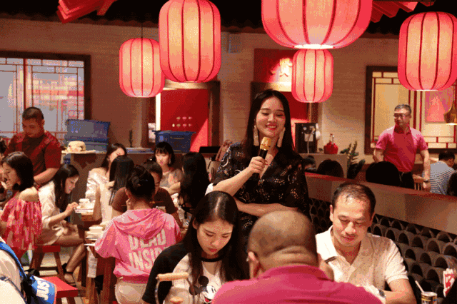 这家店要在抖音上火了!一大波美女聚集到店争相拍照!