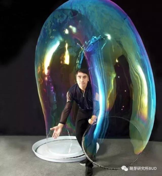 现在,歪果仁们更是把泡泡玩出了新境界,各种各样的泡泡秀正在风靡全