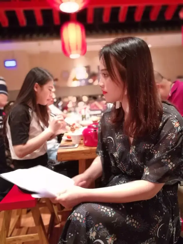 这家店要在抖音上火了!一大波美女聚集到店争相拍照!