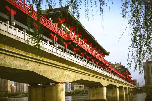 然而以渭河为中轴线的古渡廊桥成为西咸一体化一道亮丽的风景线.