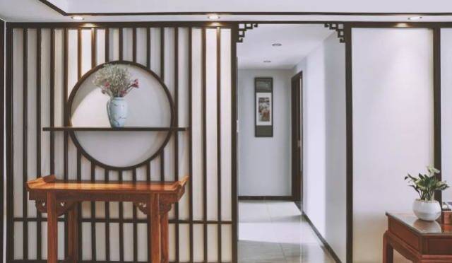 请输入图片描述 餐厅博古架主要用来摆放一些茶,酒及展示品,架子的