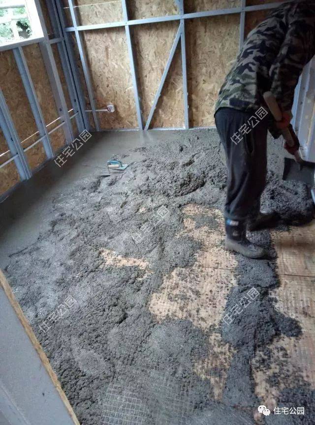 开始进行室内地面施工,铺设一层水泥砂浆.