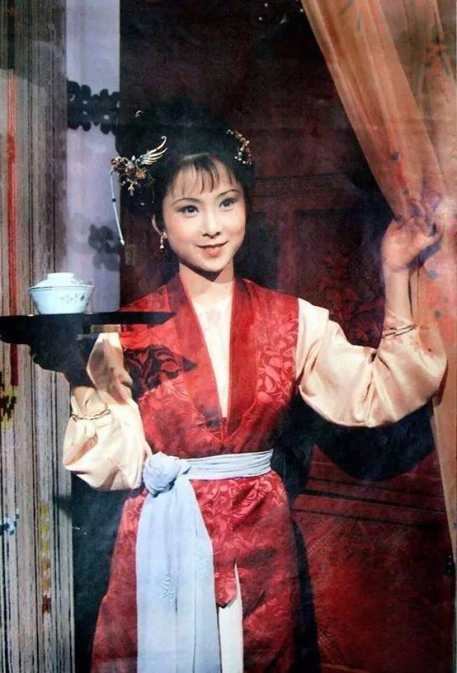 而晴雯是丫头里长得最好看的一个,所以有朋友认为她是87版《红楼梦》