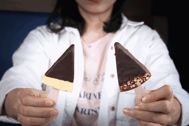 70.5%的黑巧克力,外裹巧克力脆皮,洒满巴旦木,每一口都回味无穷.