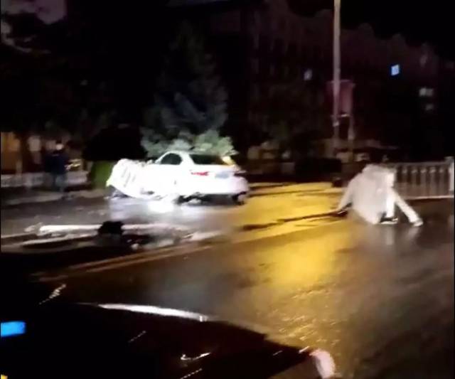 敦化红旗大街昨天夜里发生车祸 私家车失控撞向护栏受损严重