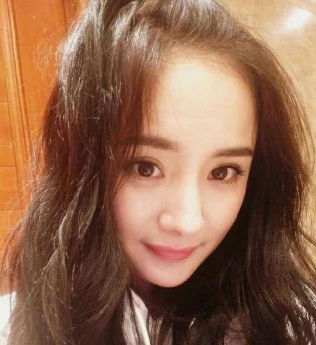 杨幂发际线没法藏,拍戏被黄子韬撩开,戴假发还被造型师摘掉