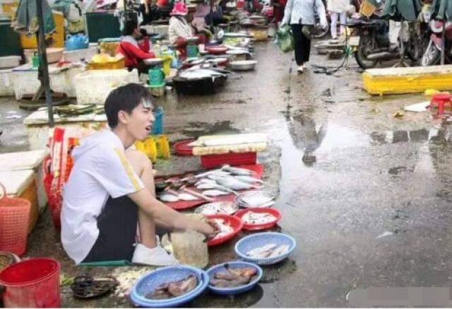 王俊凯摆摊卖鱼