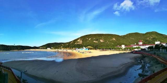 夏日的海滨浴场当属人们的最爱,看日出,浴海水,冲冲浪,观海听涛,休闲