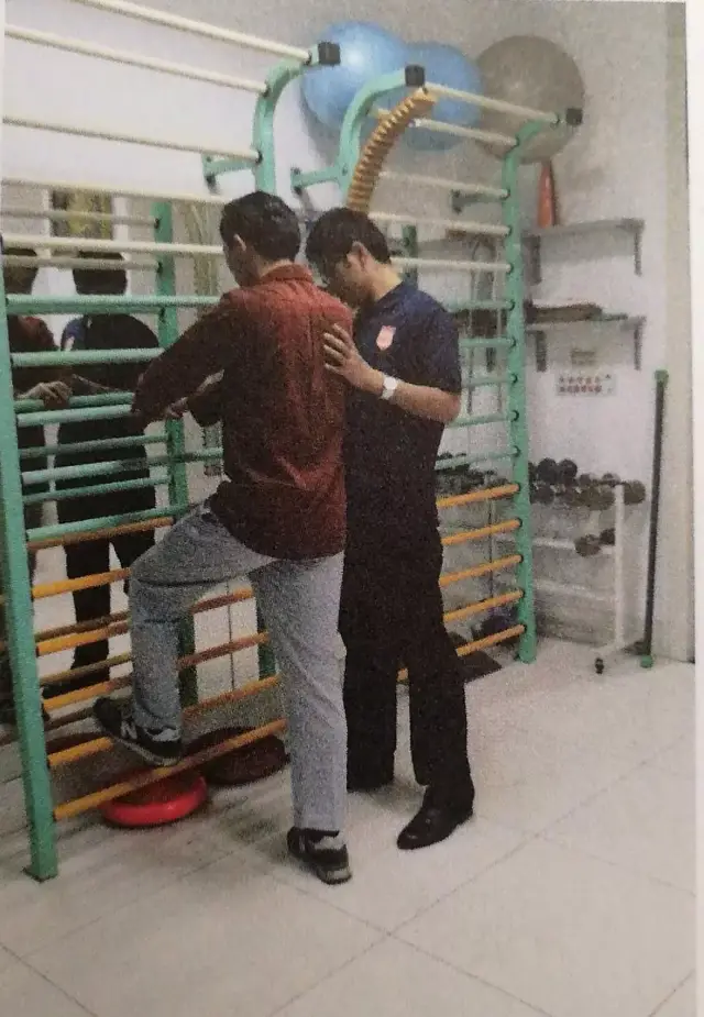 单腿负重平衡训练