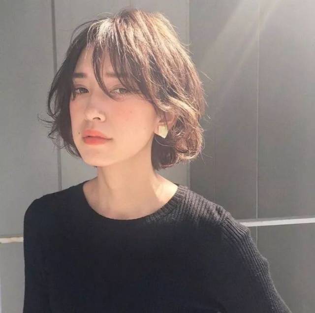 短发大波浪怎么烫都迷人,女人的这种味道 ,才是最高级的性感「头发