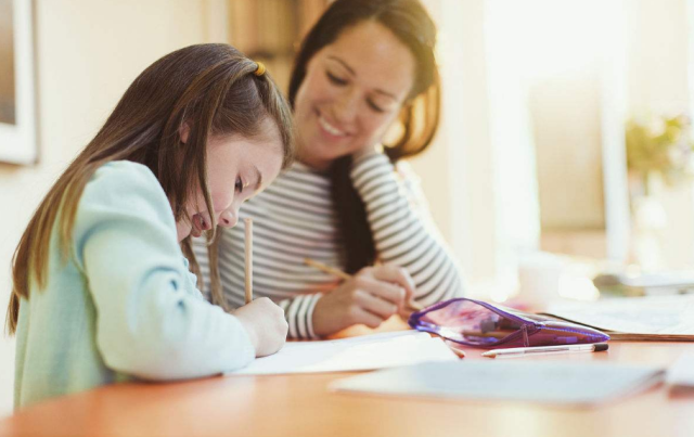 孩子玩手机上瘾?很多家长用这4个方法戒掉,有