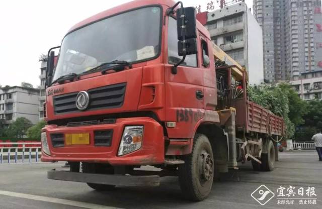 朋友圈疯传!2死1伤,小车遭大车压扁,宜宾还有大车司机醉驾!