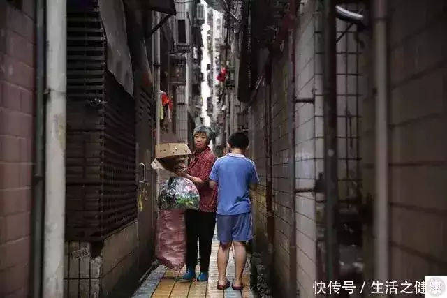 在岗厦村握手楼间行走,遇到迎面而来的人,都要侧身才能通过.