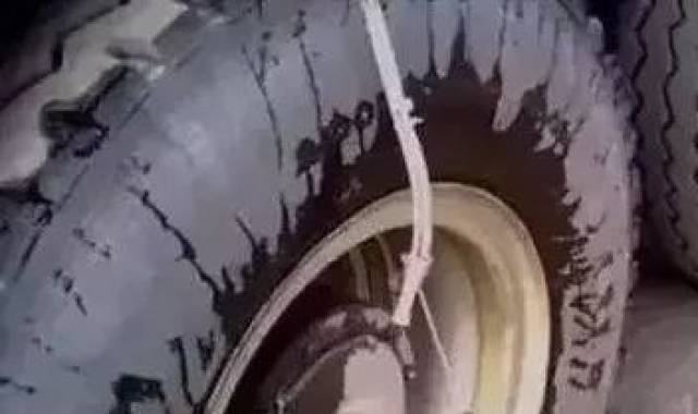 朋友圈疯传!2死1伤,小车遭大车压扁,宜宾还有大车司机醉驾!