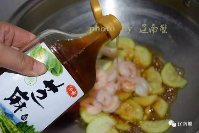 主料:西葫芦虾仁 调料:盐生抽芝麻油 做法
