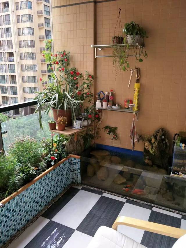 阳台的花台和鱼缸全部自己动手制作  也许你不能拥有一套房子面朝