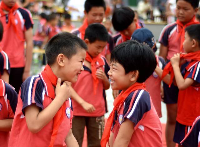 5月29日,双峰县井字镇花桥小学,新少先队员戴上红领巾后喜不自禁.