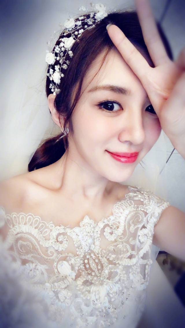 王晓晨晒婚纱照,戏里结过多次的婚!网友:啥时候能到剧本外的呢