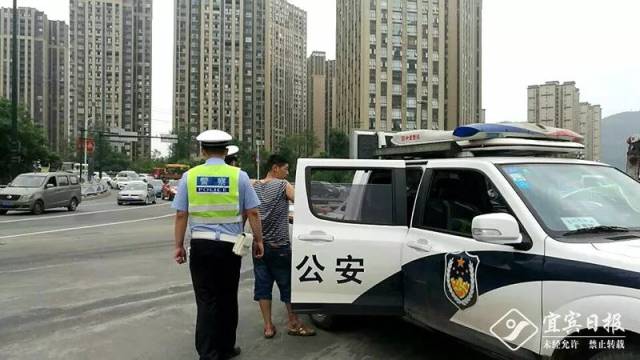 朋友圈疯传!2死1伤,小车遭大车压扁,宜宾还有大车司机醉驾!