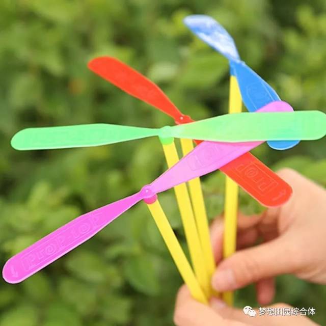你也许可以教孩子尝试 如何把这个塑料竹蜻蜓飞起来