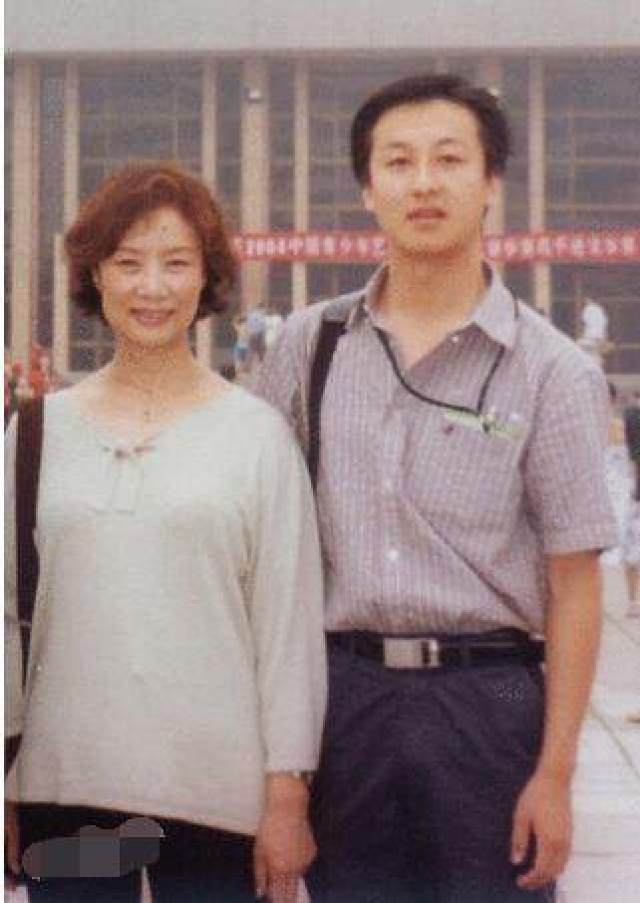 吕中生活素颜曝光女儿是军官大校儿子是名导演儿媳是影星何琳