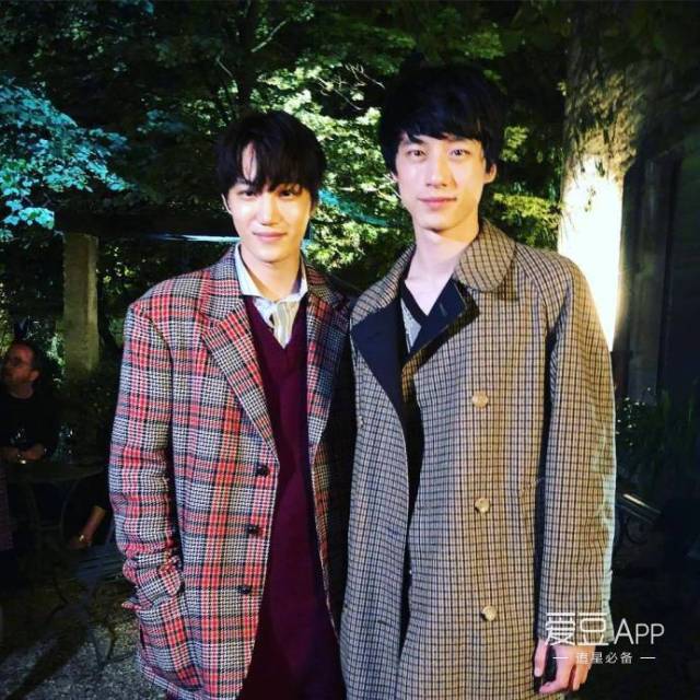 金钟仁与gucci创意总监alessandro michele合影留念.