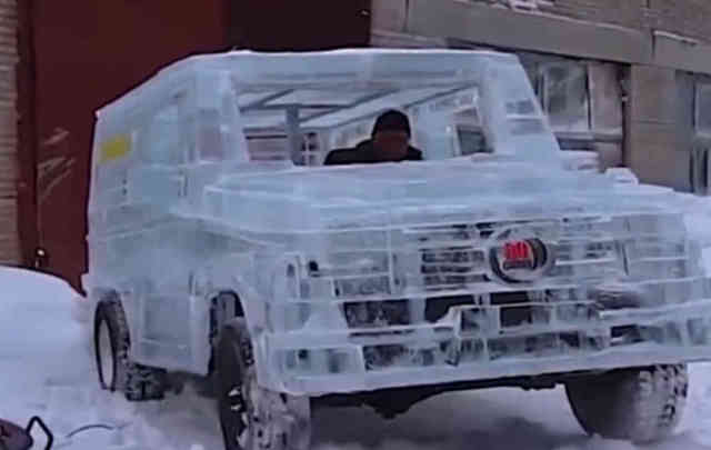 外国大叔用10吨冰块,制作出奔驰汽车,行驶两公里后只剩一半了