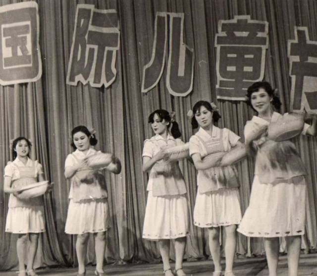 70年代,温江柳城幼儿园的教师正在指导幼儿跳舞迎接六一